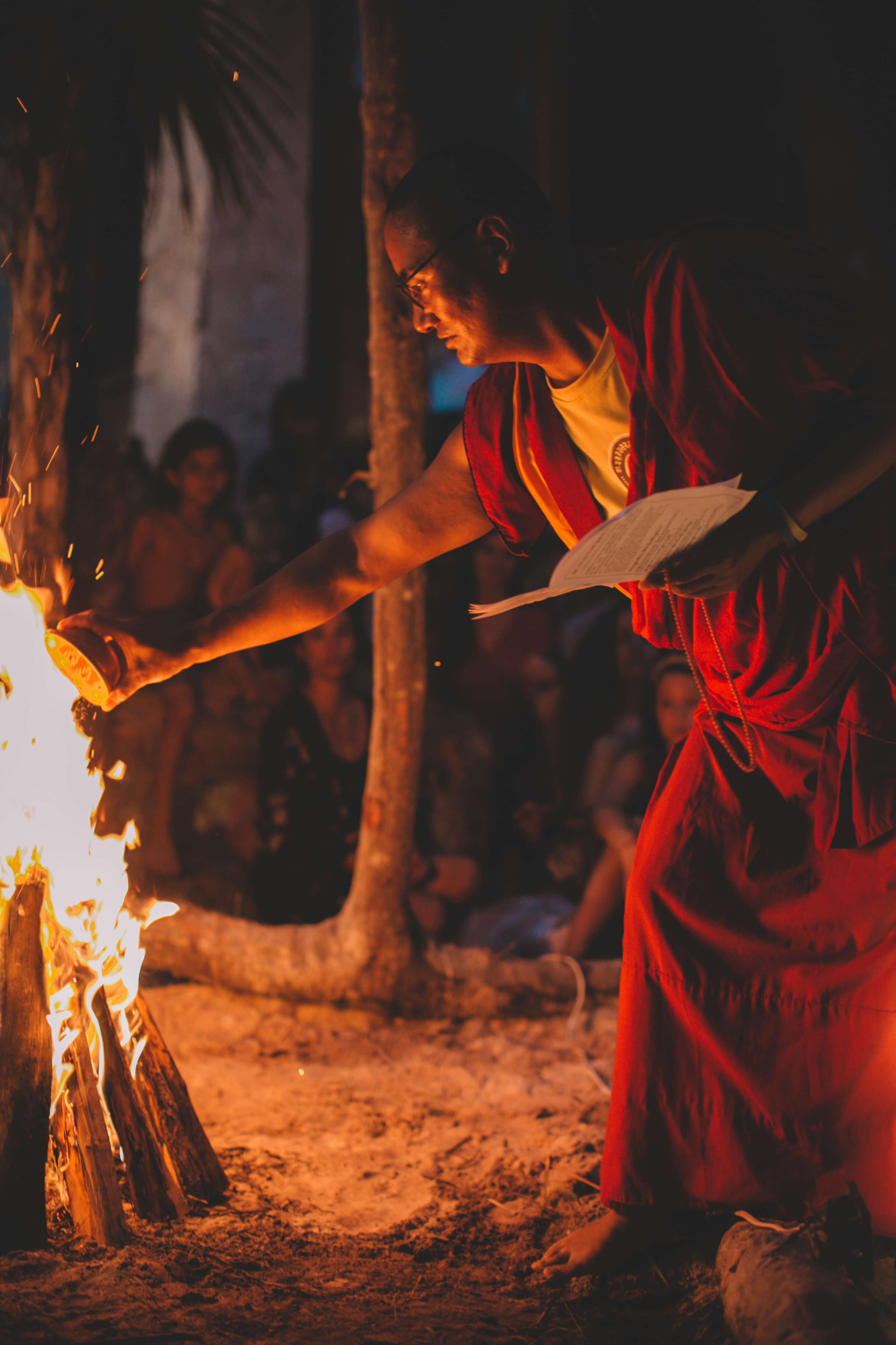 Khenpo Samdup Rinpoche durante una ceremonia con fuego